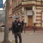 Kai_Havaii_vor_Haus_ehemals_Bei_Rainer Kai_Havaii_vor_Haus_ehemals_Bei_Rainer