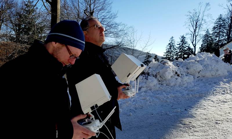 Jörg Adams (Kameramann) und Bastian Barenbrock (Ton und zusätzliche Kamera) mit Drohne