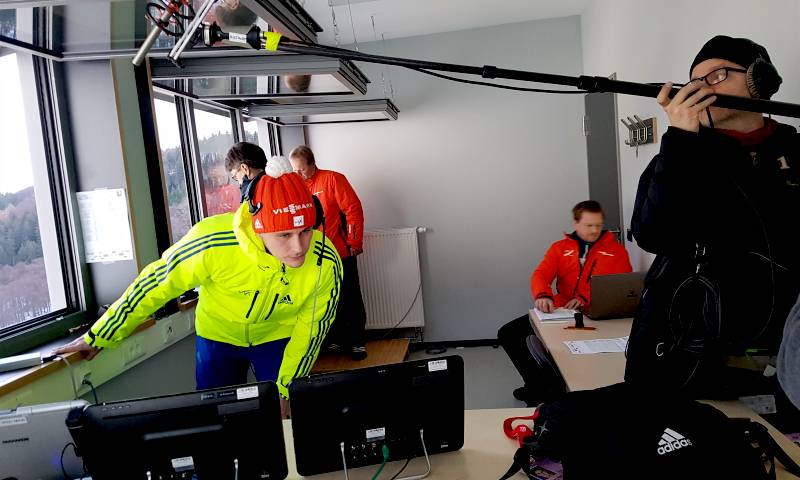 Beim Kampfgericht während des Wettkampfs